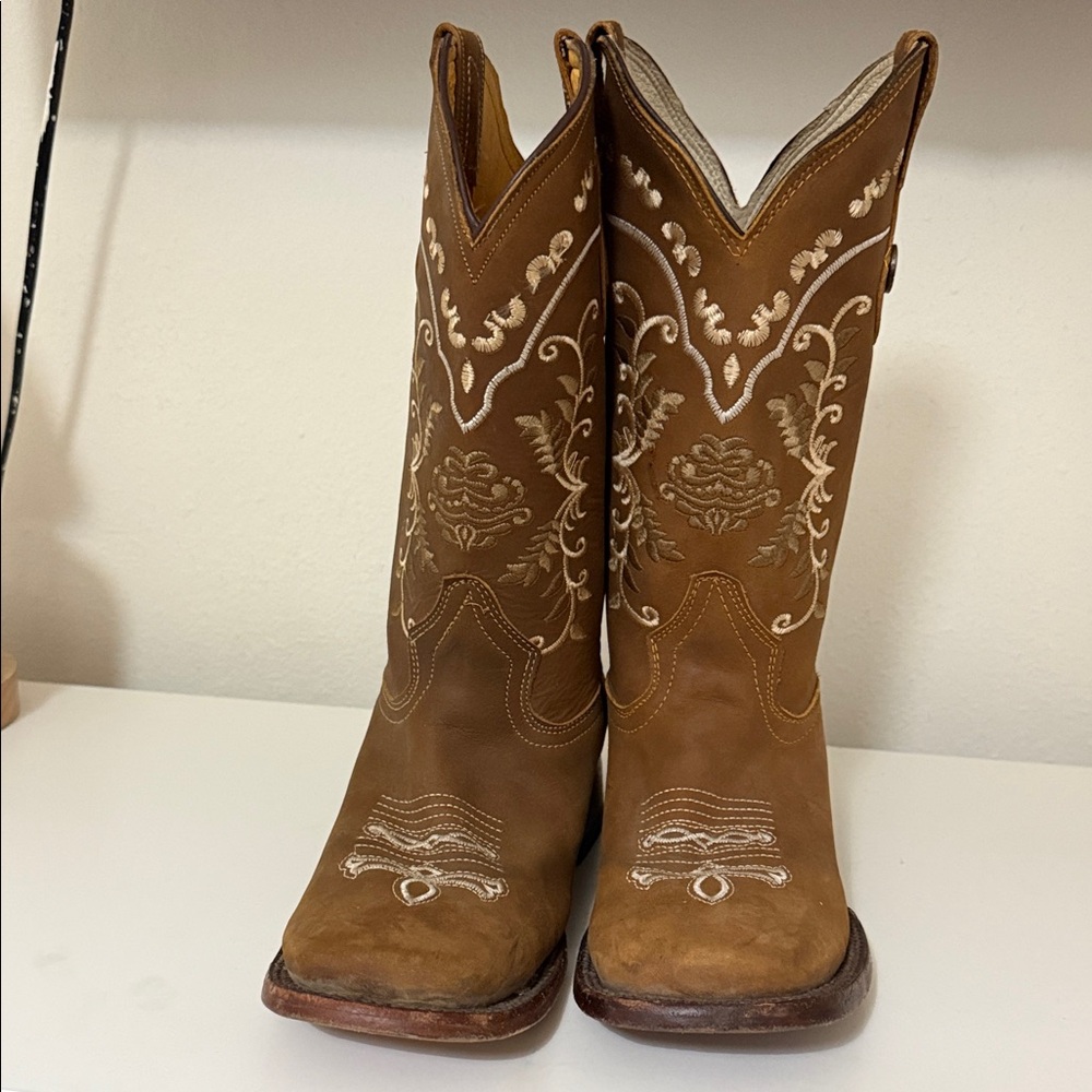 Brown Embroidered cowgirl Heeled Boots
